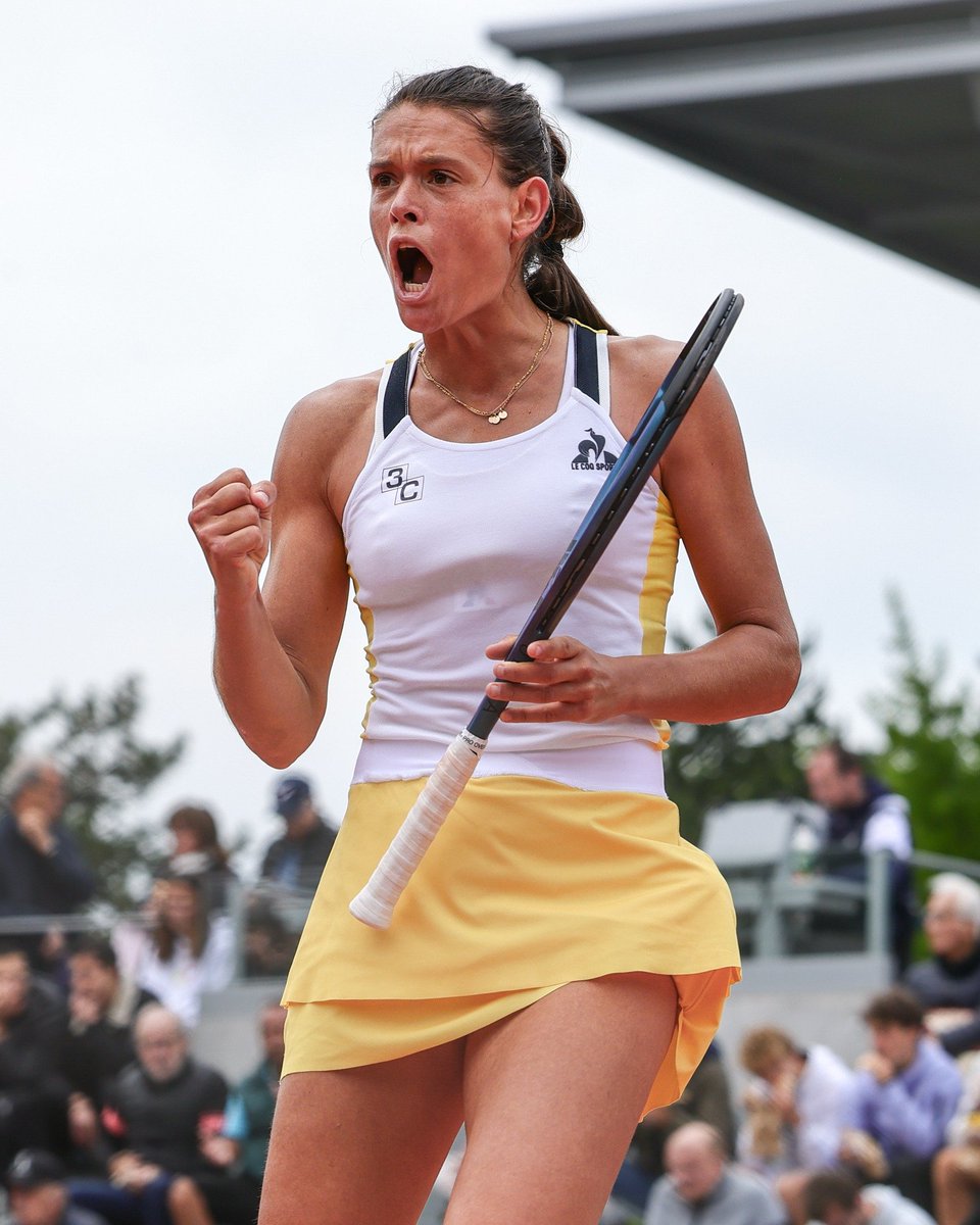 Jeu_Set_EtMatch's tweet photo. Chloé #Paquet (n°181) 🇫🇷 franchit le premier tour des qualifications de #RolandGarros !
Ce mardi, sur le Court 6, elle élimine Rosa #VicensMas (n°218) 🇪🇸 en trois sets 3-6, 6-2, 6-2.
Next ➡️ Aliona #Bolsova (n°131) 🇪🇸. #RG23
📸 : @FFTennis https://t.co/cxKgv8ufpA