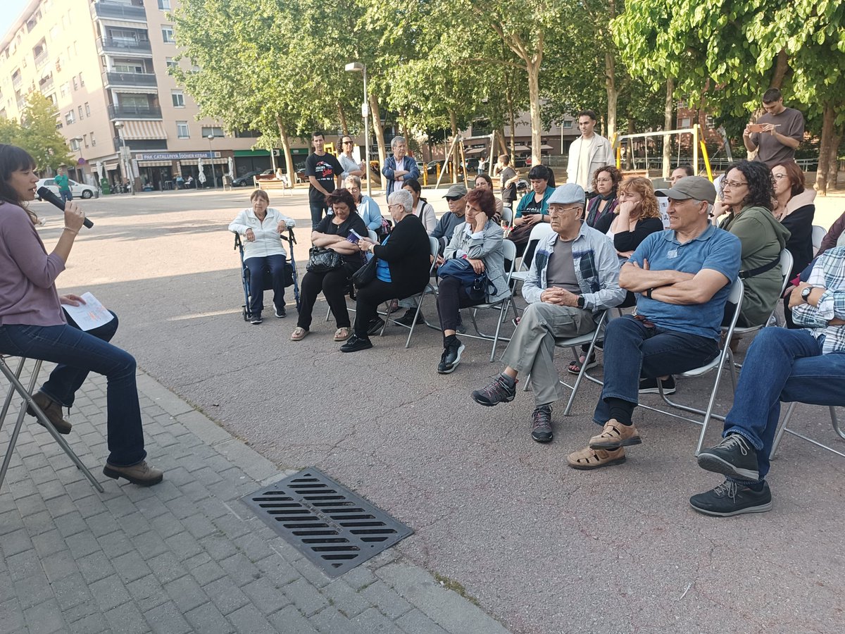 molletencomu's tweet photo. Just ara iniciem l'acte de barri a Can Borrell amb un bon número de veïns i veïnes #sumatalfutur #marinaescribano2023 https://t.co/PkhxzAnZnt