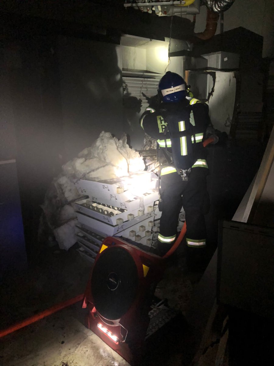 HasiciPraha's tweet photo. V Lomnického ulici dnes zasahovala centrální stanice u požáru zářivky a vybavení skladu. Před naším příjezdem bylo evakuováno cca 300 osob. Hasiči požár rychle lokalizovali a objekt odvětrali. Nikomu se nic nestalo. https://t.co/EMXPwTepkL