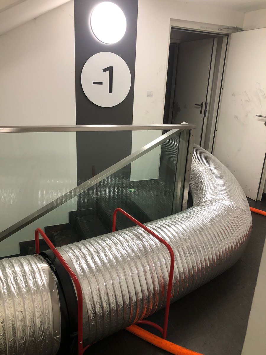 HasiciPraha's tweet photo. V Lomnického ulici dnes zasahovala centrální stanice u požáru zářivky a vybavení skladu. Před naším příjezdem bylo evakuováno cca 300 osob. Hasiči požár rychle lokalizovali a objekt odvětrali. Nikomu se nic nestalo. https://t.co/EMXPwTepkL