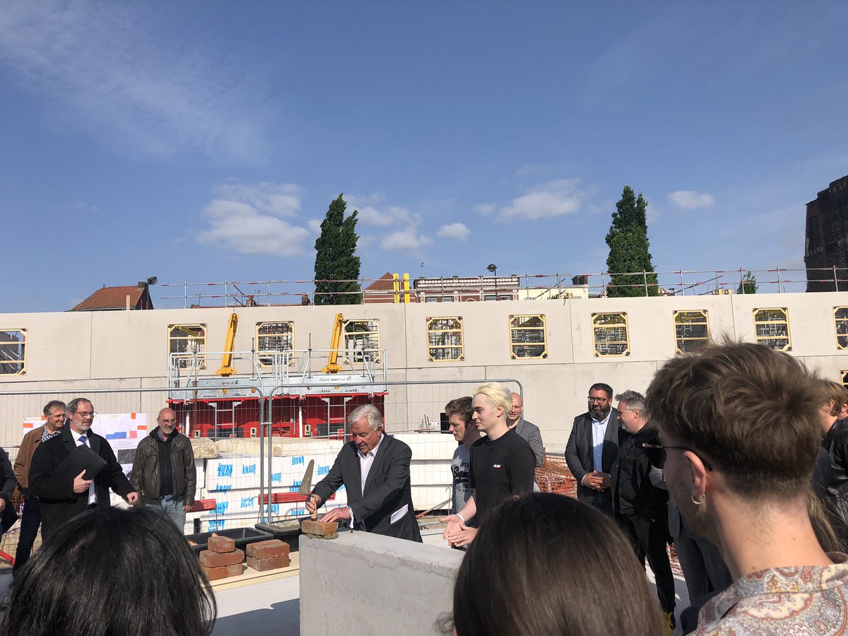 Première pierre du Pole 3D de la catho à cheval sur Roubaix et Tourcoing. Une école et une résidence étudiante. Maitrise d’ouvrage : Septalia. Marché passé en conception réalisation. Mandataire : Rabot Dutilleul construction. Architectes De Alzua + Archiaé.