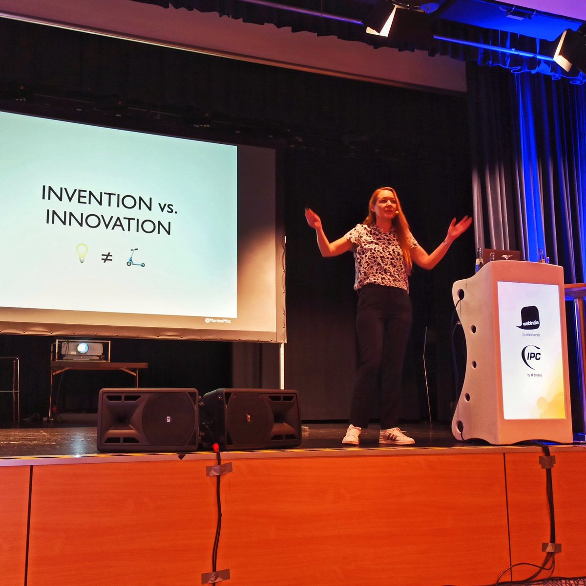 With the closing keynote of the day, <a href="/MartinaMitz/">Martina Mitz 🧠</a> has the stage and introduces the Human Factor to Innovation.

#IntPHPcon #webinale #ux #psychology
<a href="/phpconference/">International PHP Conference</a> <a href="/webinale/">webinale</a>