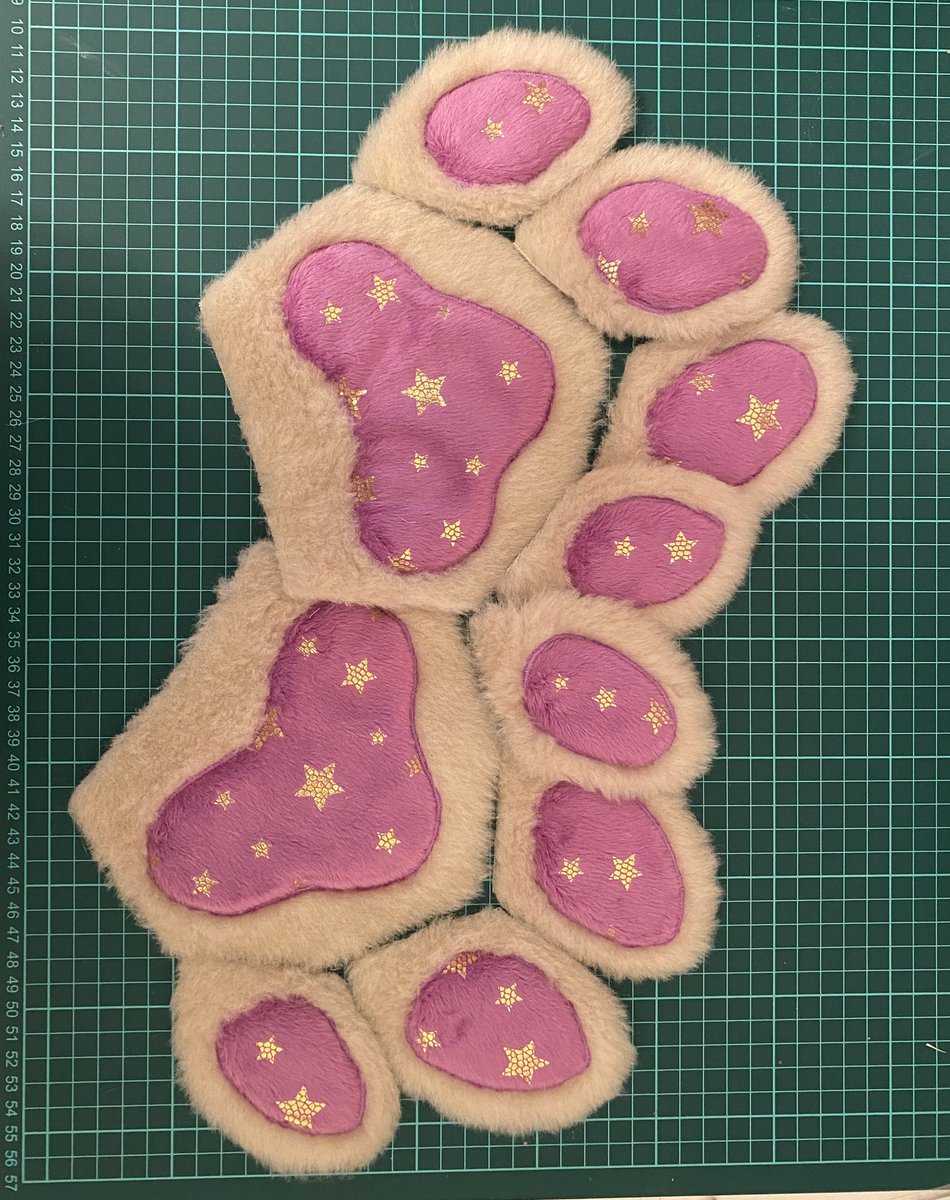 MagicfurryW's tweet photo. Star paws ✨☺️ #furry #fursuit #fursuitpattern #fursuitpaws https://t.co/BkT2lrRmhj