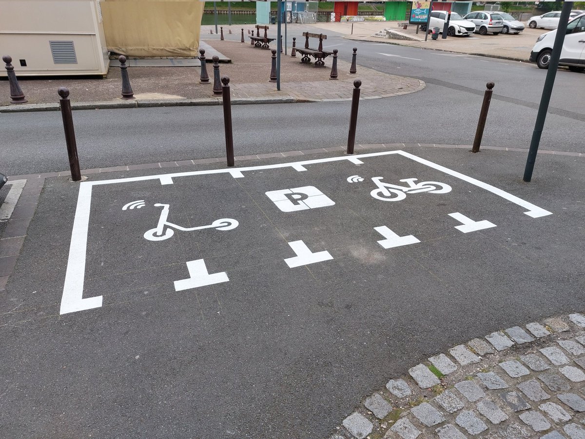 patrick_jahier's tweet photo. Le nouveau service de location de trottinettes et de vélos à assistance électrique se met en place. Les stations sont en cours de matérialisation dans la ville. Un nouveau service de mobilité douce pour les latignaciens. https://t.co/0CLoE2BUAD