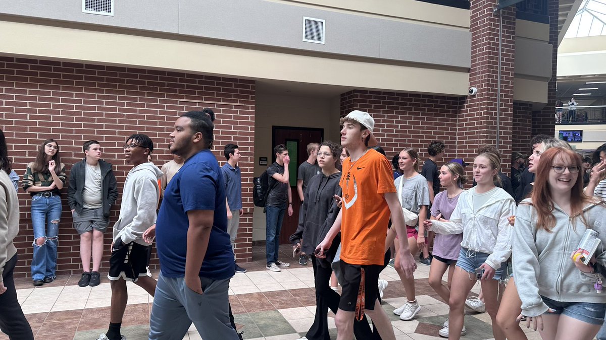 PHSCulinary's tweet photo. And off they go out into the world! Congratulations PHS seniors! #phsconnectandgrow @ProsperHS @prosperCTE @BbqProsper @UTexas35 https://t.co/0HcrMx8kLQ