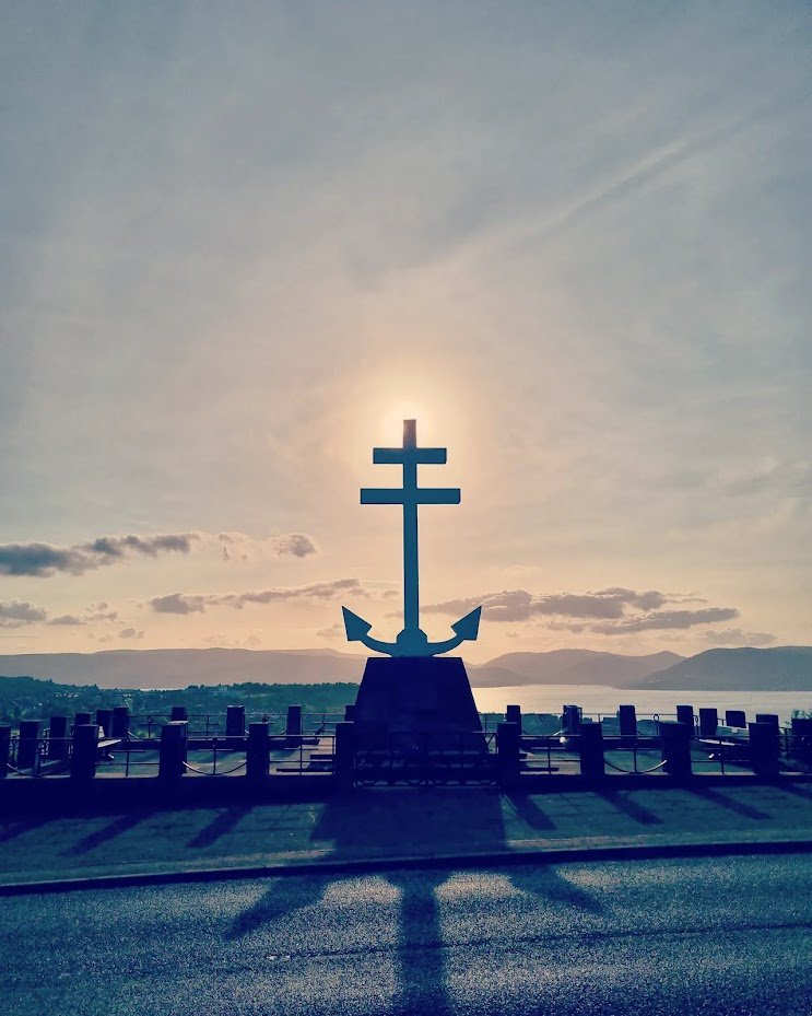 The Sun setting behind the #FreeFrenchMemorial #LyleHIll #Greenock looking out towards #Dunoon #Cowal and #Argyll across the #FirthOfClyde 

#WestIsBest #Scotland