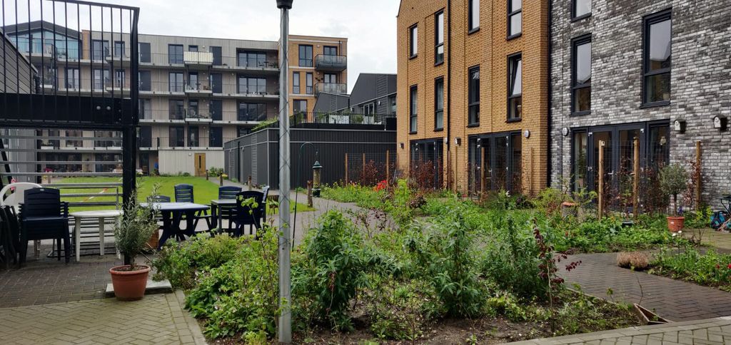 This neighbourhood in Zutphen, NL, was built with 1.3 parking spaces per household.

Half of parking spots ended up being unused, and residents were allowed to plant trees.

Municipality is now considering whether 0.4 spaces per household wouldn’t be ideal.

The change is coming.