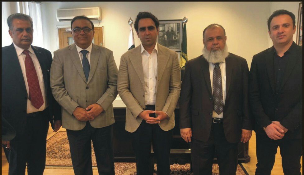 سربراہ ایوان صنعت و تجارت فیصل آباد ڈاکٹر خرم طارق کی وفد کے ہمراہ وفاقی وزیر صنعت پیداوار سید مرتضی محمود سے ملاقات۔ صنعت و پیداوار کے مختلف امور پر تبادلہ خیال۔