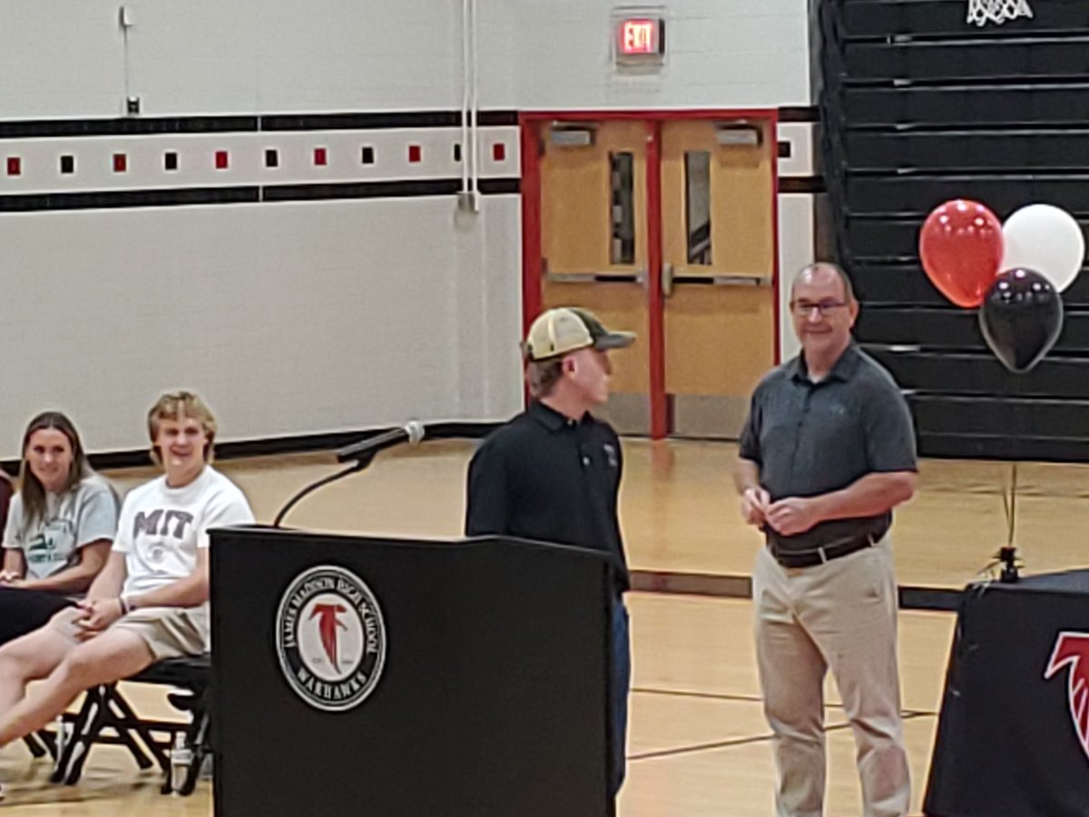 coachpudge8's tweet image. Fun morning celebrating our Senior Athletes who committed over the winter/spring. Congrats to our very own Ryan Halloran who is committed to play at Chatham University in the fall. Ryan is an outfielder and one heck of a leader!!
#MADISONBASEBALL