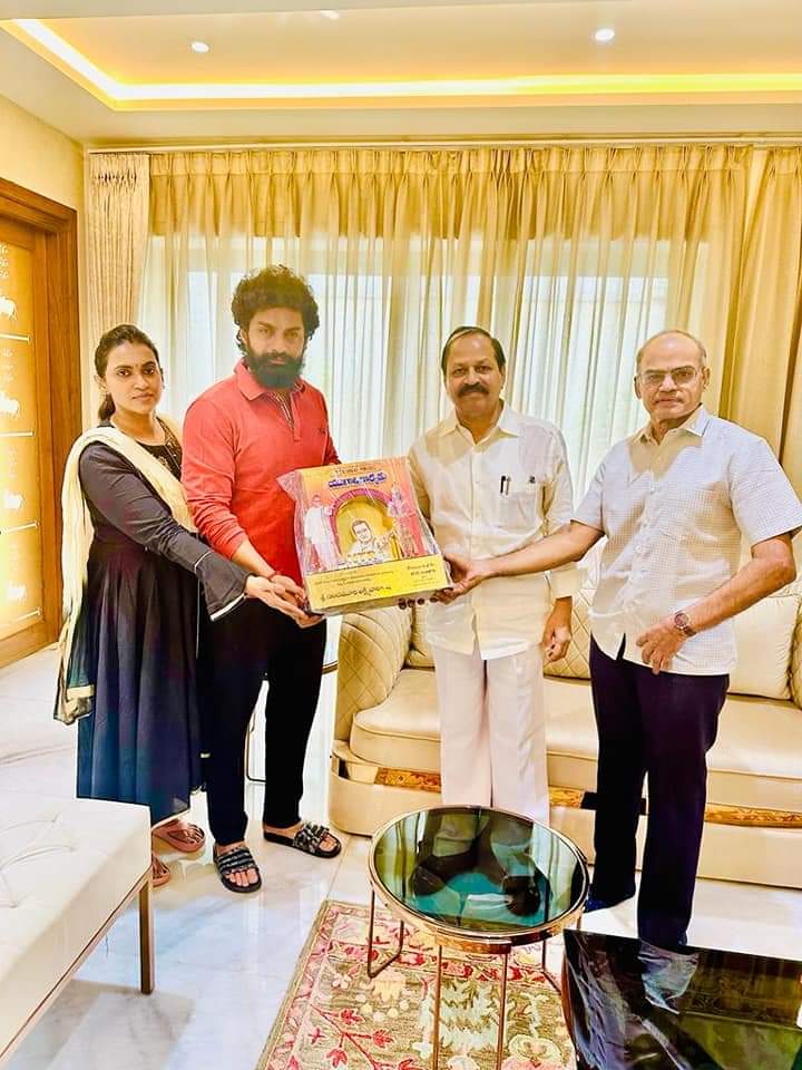 anuroopsai's tweet photo. కళ్ళున్నా కబోదులుగా బతుకుతున్న బ్యాచ్ కోసం 🫵👇 #StopFalsePropaganda @JaiTDP #TDPTwitter https://t.co/RiJ75iaxWy