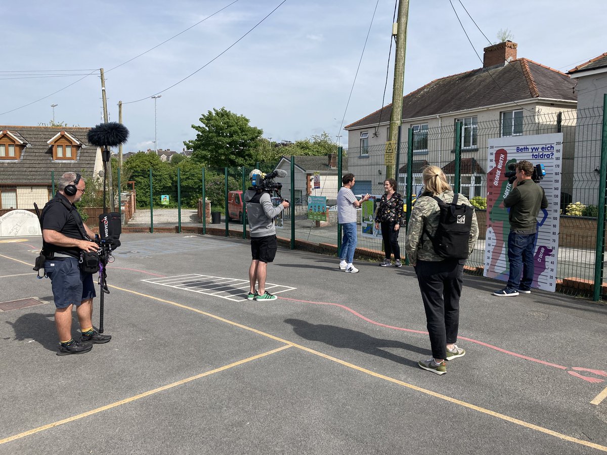 cispmultimedia's tweet photo. Hyfryd i ffilmio gyda @Tryst_Ellis a chriw #ProsiectPumMil @boomcymru yn @YsgolGwenllian heddi!! Diolch i’r ysgol am y cyfle i ddangos ein gwaith ddarlunio! Edrych ymlaen at weithio gydag @ysgolbydder fory!!! #yagym @PartneriaethREC @CarmsCouncil https://t.co/x76QdzJuBq