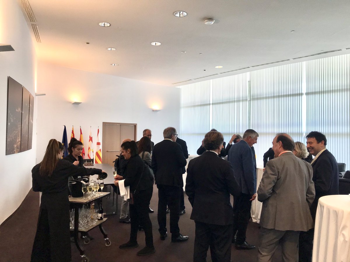 ConstrumatBCN's tweet photo. 🥂 Brindamos por un futuro sostenible con algunos de los miembros que participan en #Construmat23.
🤩 ¡Un breve descanso para seguir con fuerzas en este primer día de salón de la construcción!
#Construmat https://t.co/q868T1DA4g