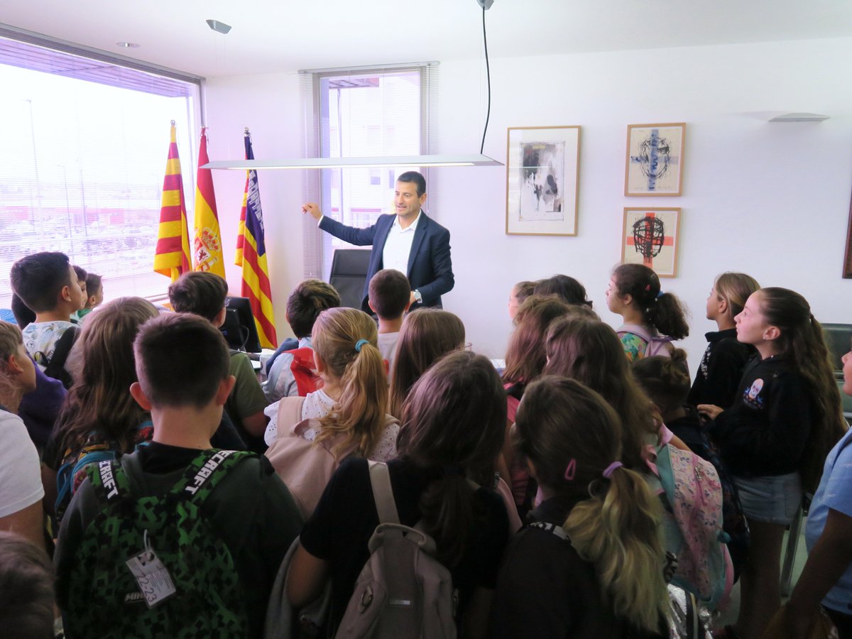 sant_antoni's tweet photo. L'Ajuntament de Sant Antoni ha rebut avui la visita dels alumnes de 3er de primària del CEIP Guillem de Montgrí, que han fet propostes molt interessants i positives pel nostre municipi.  

Gràcies per la visita! 🤩 https://t.co/PF6J0xJrRY
