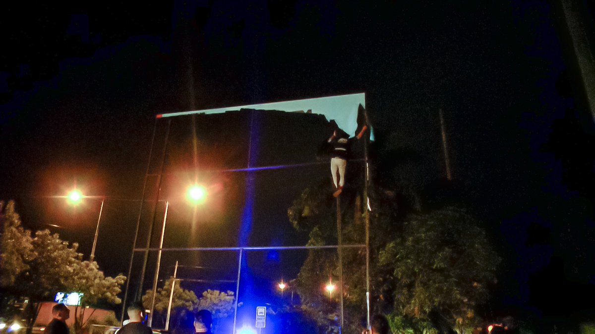 alcaldiagye's tweet photo. La dirección de @vigilancia_mgye realizó el retiro de vallas y lonas ubicadas en Vía a la Costa.
@aquilesalvarez https://t.co/JrFLD6Hl85