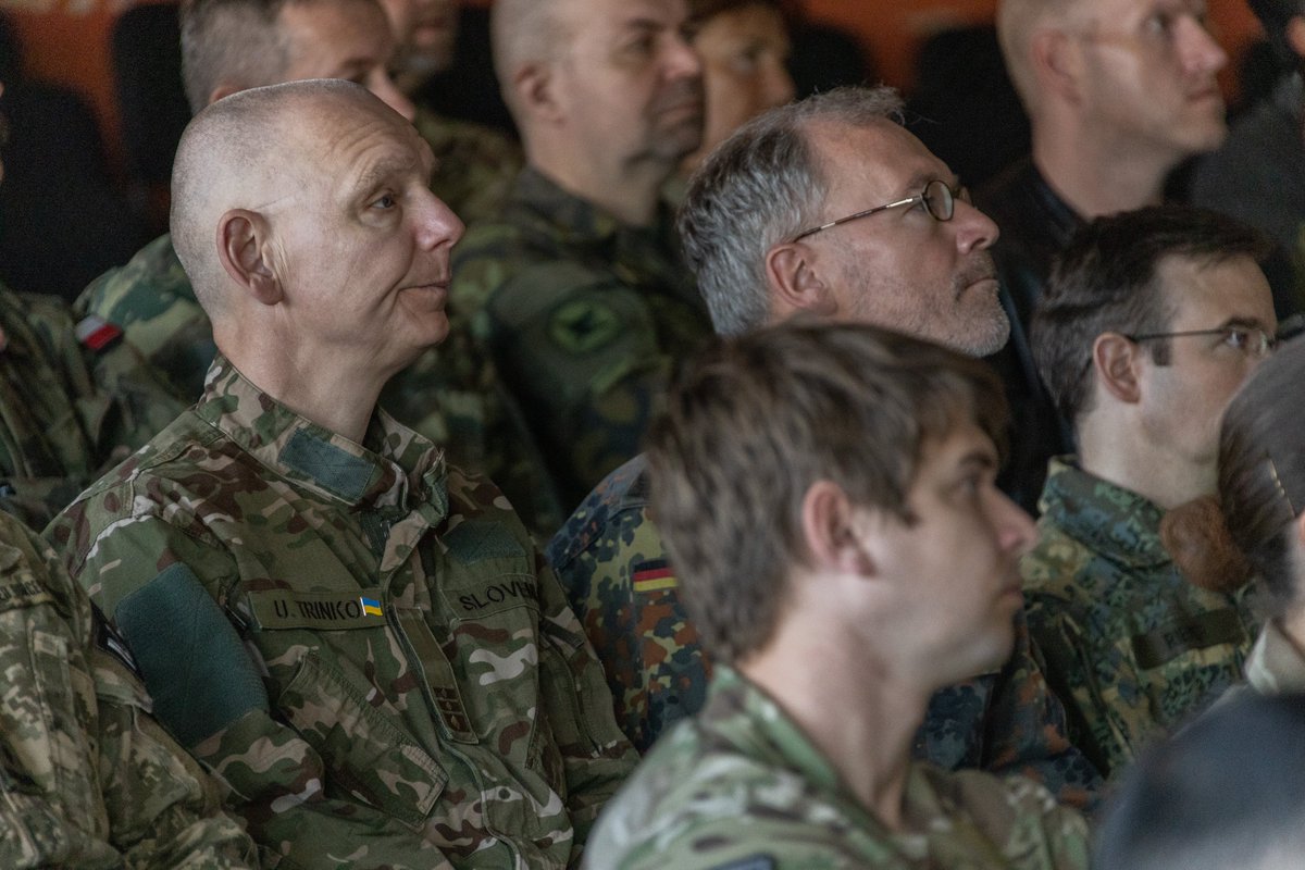 Kaitsevagi's tweet image. Representatives of allies &amp;amp; partners joined us at Tapa Camp, Estonia for Exercise #SpringStorm Distinguished Visitors Day! MG Veiko-Vello Palm and MG Enno Mõts briefed them about gathering and formation of the reservists and exercise command and control. #WeAreAllies #WeAreNATO