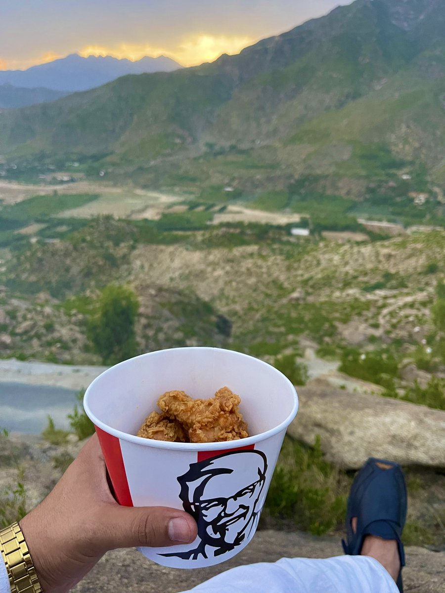 ashrafalibuner's tweet photo. Enjoying KFC wings with this nature view. @kfcpakistan_ @kfc #kfcextraspicycrispy #kfcbonexplicitcontent #KFCProposal #KFC https://t.co/hJ38cv8pAX