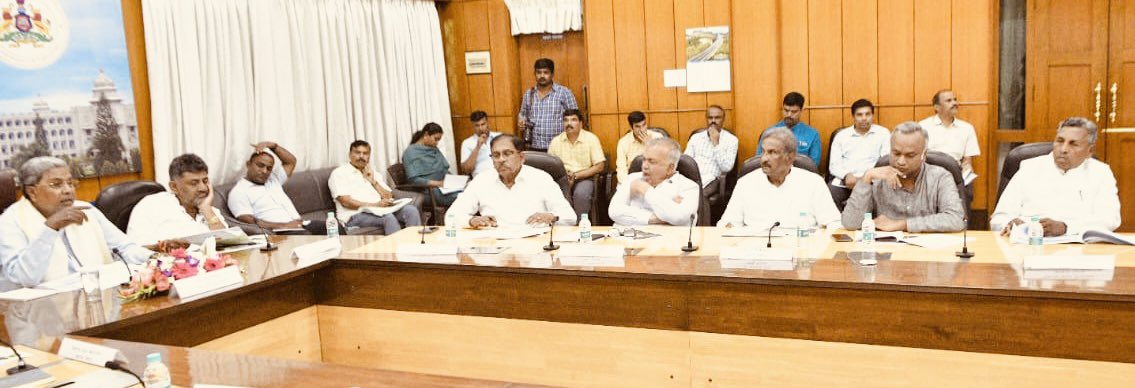 PriyankKharge's tweet photo. . @CMofKarnataka &amp; DCM @DKShivakumar held a meeting on preparedness for upcoming agricultural activities.
Requested CM for:
-compensation for crops affected by wilt disease
-better quality of seeds &amp; fertilizers
-funds for infrastructure that has been damaged by floods previously https://t.co/d6YcqcKyKB
