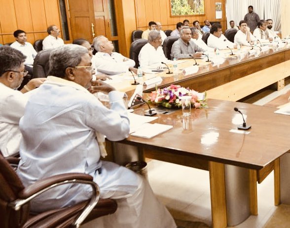 PriyankKharge's tweet photo. . @CMofKarnataka &amp; DCM @DKShivakumar held a meeting on preparedness for upcoming agricultural activities.
Requested CM for:
-compensation for crops affected by wilt disease
-better quality of seeds &amp; fertilizers
-funds for infrastructure that has been damaged by floods previously https://t.co/d6YcqcKyKB