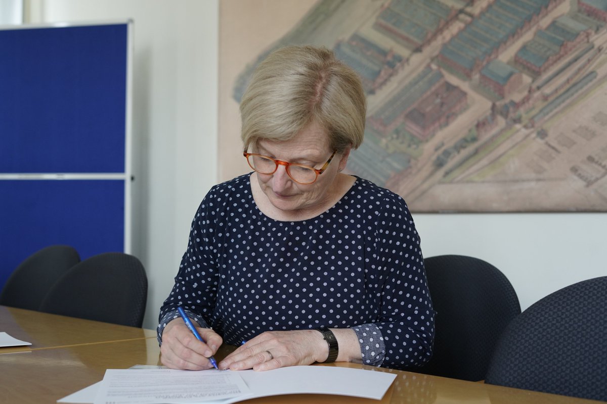 TH_Wildau's tweet photo. Passend zum #DiversityDay hat unsere Präsidentin Prof. Ulrike Tippe heute unter Anwesenheit der AG Diversität und Inklusion die @ChartaVielfalt unterschrieben. Der heutige Tag ist für uns zugleich Auftakt für den #pridemonth im Juni. #THWildau #tagdervielfalt #Diversity https://t.co/7Rqf8pFuSB