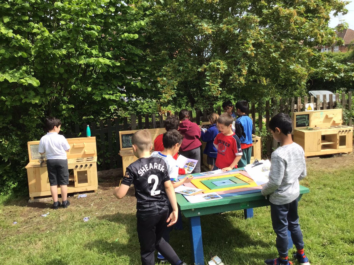 Aubreymiro's tweet photo. Year 4 have been looking at the features of trees (Leaves, bark, shade) to identify the trees in our playground! @WroxhamSchool @MrsLucyWilliams #WroxhamScience https://t.co/3SFDIaRSMR