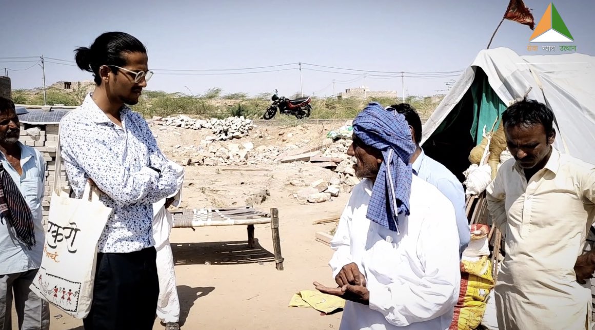 sewanyaya's tweet image. डेहडाराम भील, जो जोधपुर में रहते हैं, उन्होंने हमें बताया कि रहने के लिए सेवा न्याय उत्थान फाउंडेशन @sewanyaya से झोपड़ी तो मिल गई लेकिन ऐसी आग बरसाती गर्मी में हम 500 लोगों के लिए केवल चार ही पानी की टंकियां हैं 

उसमे भी दो टंकियां छोटी है, पूरी बस्ती को पीने के लिए पानी की…