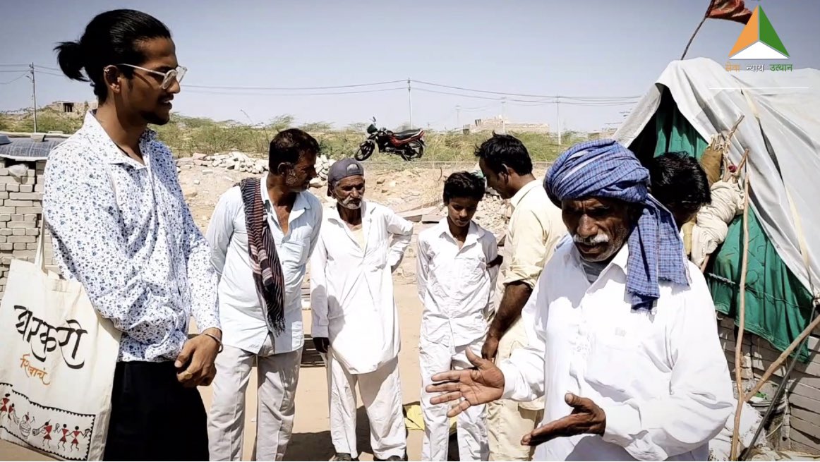 sewanyaya's tweet image. डेहडाराम भील, जो जोधपुर में रहते हैं, उन्होंने हमें बताया कि रहने के लिए सेवा न्याय उत्थान फाउंडेशन @sewanyaya से झोपड़ी तो मिल गई लेकिन ऐसी आग बरसाती गर्मी में हम 500 लोगों के लिए केवल चार ही पानी की टंकियां हैं 

उसमे भी दो टंकियां छोटी है, पूरी बस्ती को पीने के लिए पानी की…