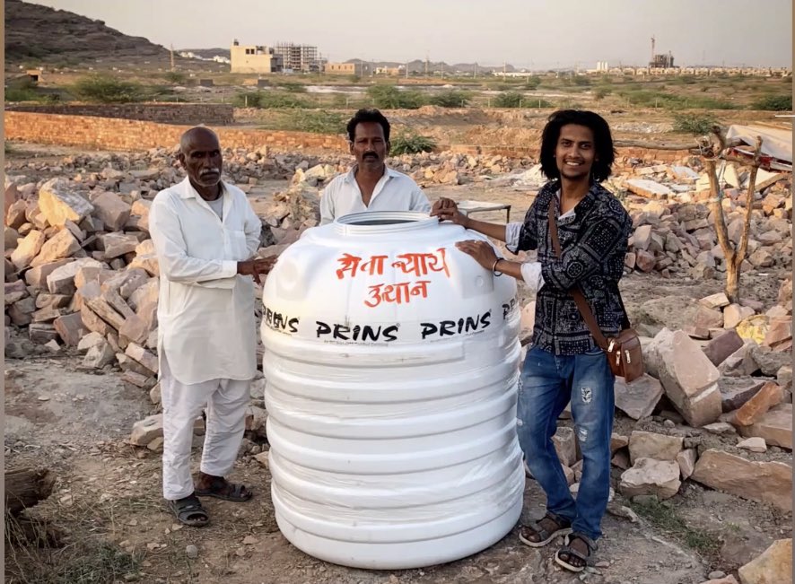 sewanyaya's tweet image. डेहडाराम भील, जो जोधपुर में रहते हैं, उन्होंने हमें बताया कि रहने के लिए सेवा न्याय उत्थान फाउंडेशन @sewanyaya से झोपड़ी तो मिल गई लेकिन ऐसी आग बरसाती गर्मी में हम 500 लोगों के लिए केवल चार ही पानी की टंकियां हैं 

उसमे भी दो टंकियां छोटी है, पूरी बस्ती को पीने के लिए पानी की…