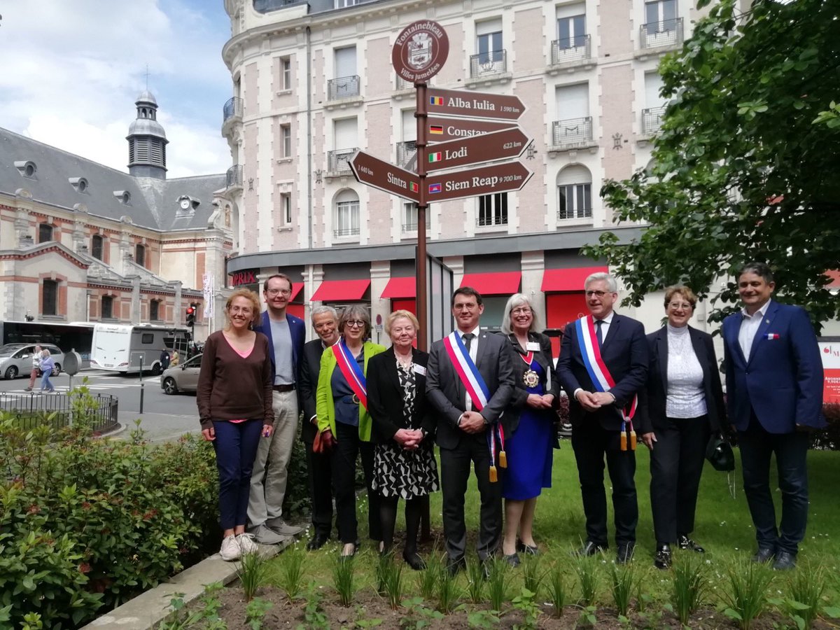 I’ve just returned from the beautiful Fontainebleau who we’ve been twinned since 1977. Made so welcome & met other twinned cities. The photo of the formal delegations is by the twinning post o/s the Town Hall. Credit to artetculturefontainebleau.fr/associations-a… Konstanz was also represented.