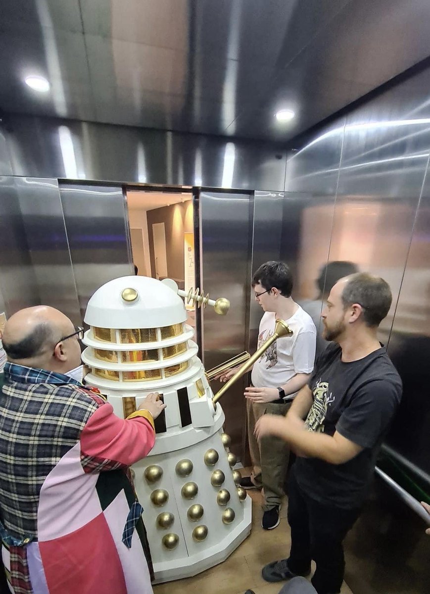 stoatyhedgehog's tweet image. Unpacking and transporting precious cargo last Saturday at #sirensofaudio with @sophie_aldred such a great day #Doctorwho60 #WhoviansAU