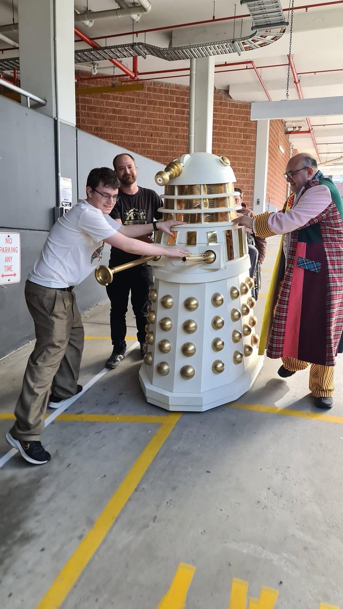 stoatyhedgehog's tweet image. Unpacking and transporting precious cargo last Saturday at #sirensofaudio with @sophie_aldred such a great day #Doctorwho60 #WhoviansAU