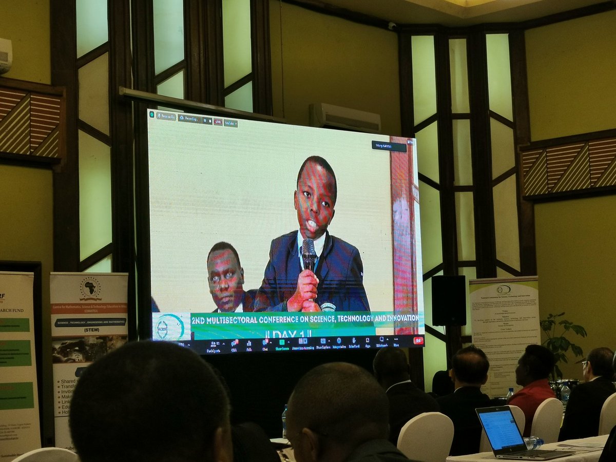 ICGEBCapeTown's tweet photo. A future  #Kenyan scientist 👇
Mark Keige Njenga, Grade 7, Juja St Peter's School.

 A young, curious mind. For the ❤️ of #SCIENCE https://t.co/WxvqGiPkLo