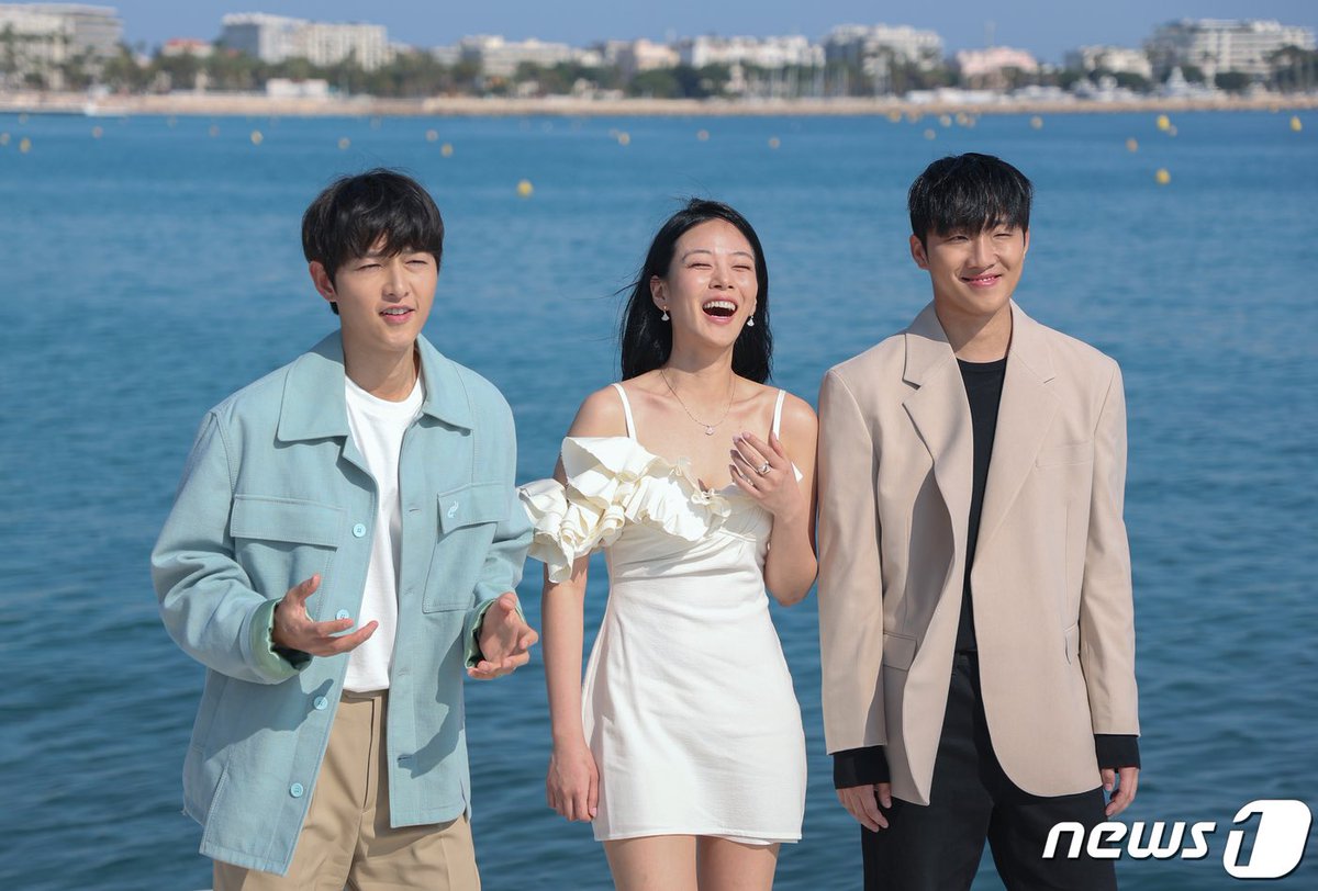 KiAileNYC's tweet photo. Joongki's sense of humor is A+ 

"Please don't write too much about my work without pay in #Hopeless! I'm becoming a dad soon and will have to earn" 

He's worried of being offered work without pay in the future 😂 https://t.co/uklqUjNA2r