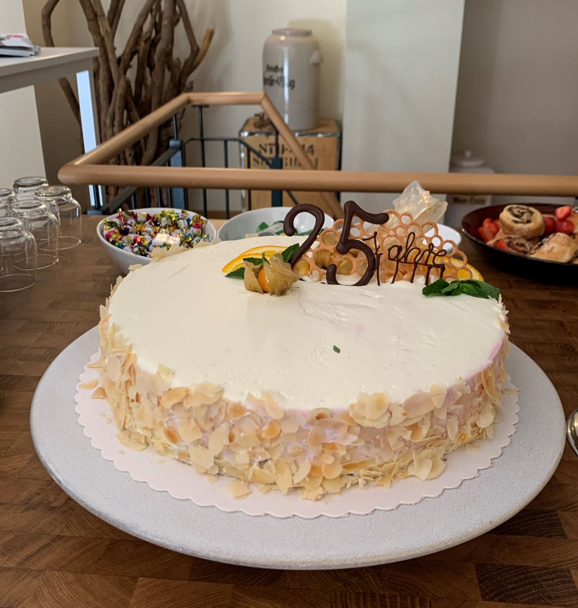 IT's a wrap! 🎈 Während der letzten 2 Tage wurde bei den Community Days "Softwarearchitektur und Softwareentwicklung" Klarheit in den Umgang mit technischen Schulden gebracht.

🎉 Einen Grund zum Feiern hatten wir auch: Dieses Community-Treffen fand bereits zum 25. Mal statt!