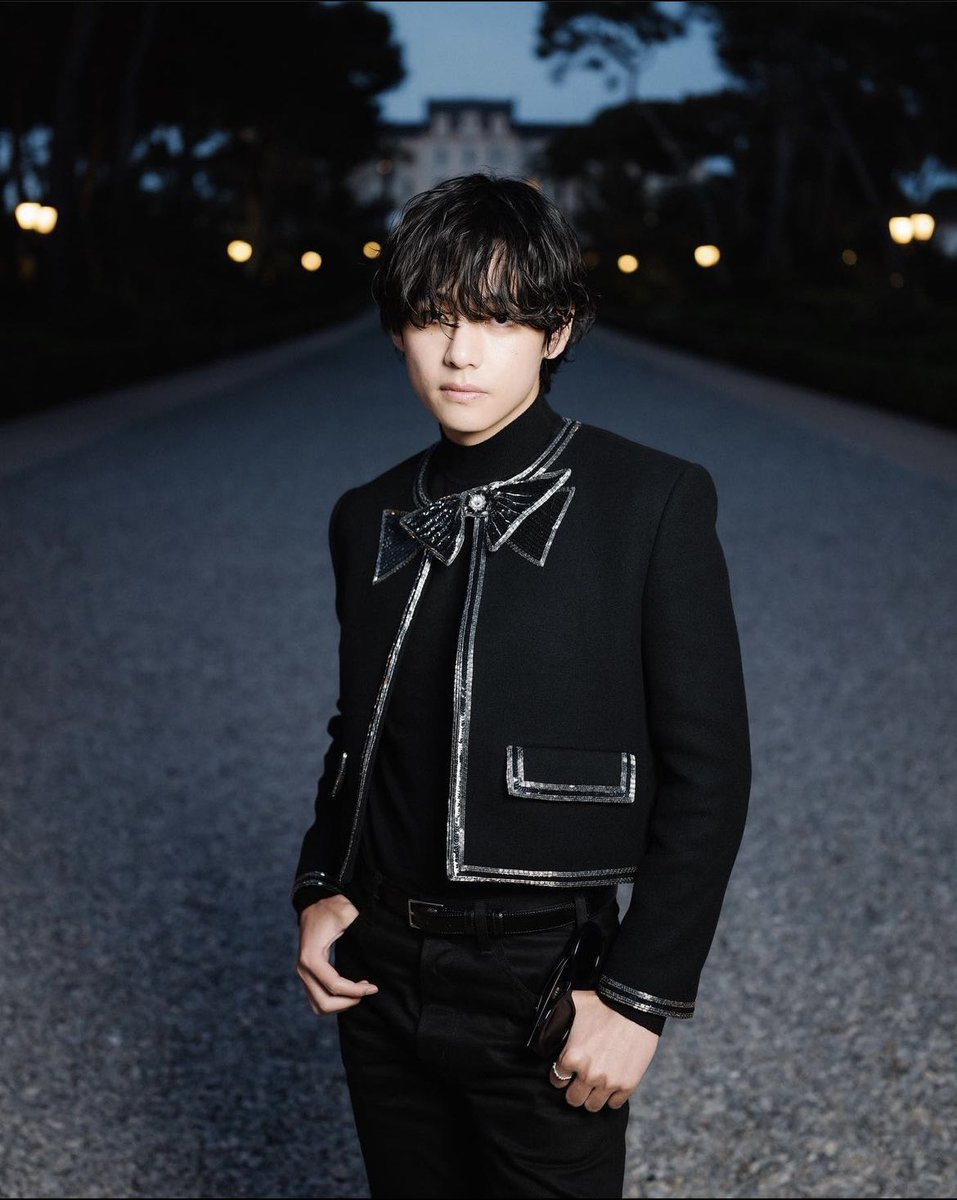 vgjbts's tweet photo. あれ？どこの貴族でしたっけ？
(もしくはバチェラー) https://t.co/GFtJDzRZud