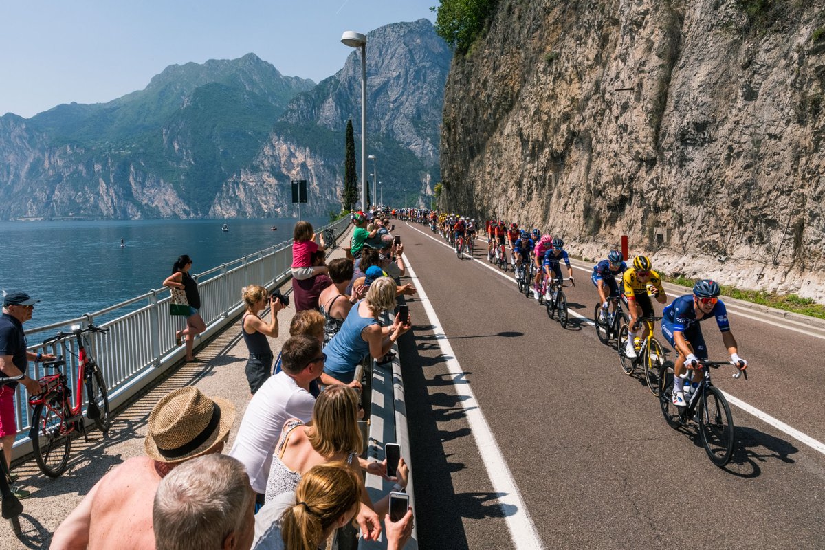 pivettiladige's tweet photo. #Trentino, il passaggio del Giro d'Italia tra #RivadelGarda e Torbole, lungo il #Garda. Velocissimi come sempre i ##ciclisti della corsarosa saranno a breve sul traguardo del #Bondone.
#giro #GirodItalia #giroditalia2023 #gardatrentino #carovanarosa #ciclismo #lagodigarda https://t.co/6W51CSCYkC