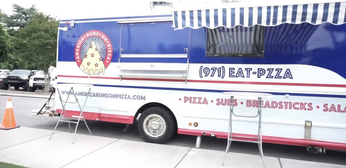eXposureBB's tweet photo. Special thank you again to America Runs on Pizza and Macs Subs and Fries for being there this weekend and bringing great food to ✖️ National Weekend! Also, our desert representative, NoBake Cookie Dough!
Great food and awesome people to work with!
#ChattTown #✖️boys https://t.co/yn4XulygL0