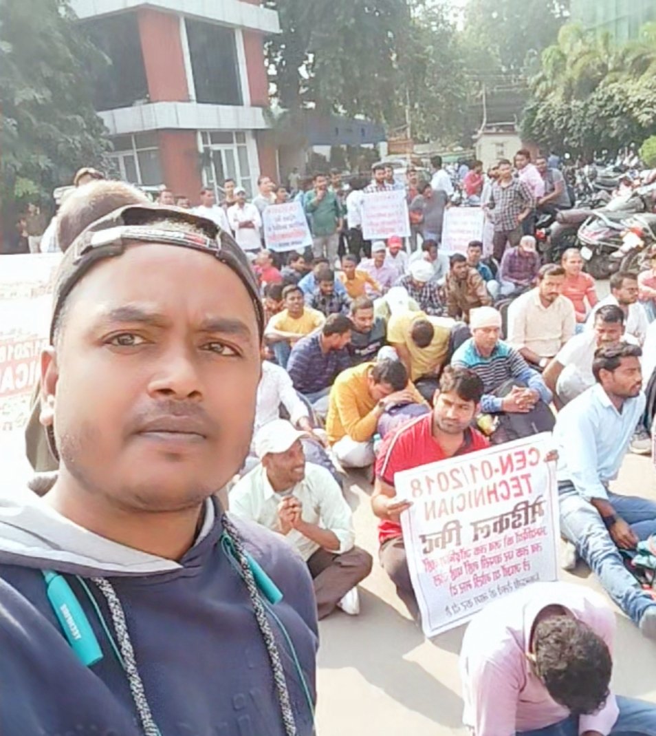 #अखिर_कब_तक_होगी_waiting_clear 3 वर्षो से इंतजार में है हम सब,जहा एक ओर लाख रोजगार देने की बात करते हे रेलवे में वहा 3000को ज्वाइनिंग नही दे पा रहा रेलवे।देखना हे अब पहले मौत आयेगी या ज्वाइनिंग
जैसे सबरी के इंतजार पर रामजी आए थे वैसे हमारे लिए <a href="/AshwiniVaishnaw/">Ashwini Vaishnaw</a> जी आते हैं या नहीं
