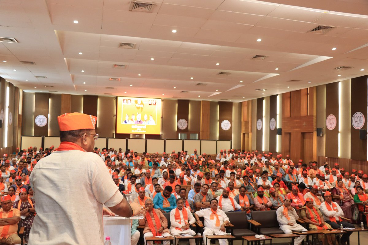 AdarshRChauhan's tweet photo. BJP4Gujarat: પક્ષની ખરી મૂડી આપણાં કર્તવ્યનિષ્ઠ કાર્યકર્તાઓ

પ્રદેશ કાર્યાલય 'શ્રી કમલમ્' ખાતે પ્રદેશ અધ્યક્ષ શ્રી @CRPaatil ની અધ્યક્ષતામાં તેમજ પ્રદેશ સંગઠન મહામંત્રી શ્રી @ratnakar273 જીની ઉપસ્થિતિમાં આણંદ અને છોટ�� ઉદેપુર જિલ્લાની કારોબારી બેઠક યોજાઈ. https://t.co/nQKbTGTFcD