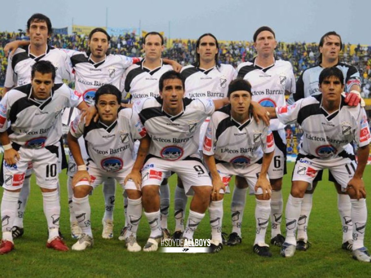 caallboys's tweet photo. 🔙 Un día como hoy, pero de 2010, #AllBoys marcaba su regreso a la máxima categoría de @afa, derrotando por 3 a 0 a #RosarioCentral en el Estadio Gigante de Arroyito🏅

¿Qué recordás de ese día? 🤔

🌟 #A13AñosDelRosariazo 🌟

🤍🖤 #SoyDeAllBoys 🖤🤍 https://t.co/3qjSY2VJ3i