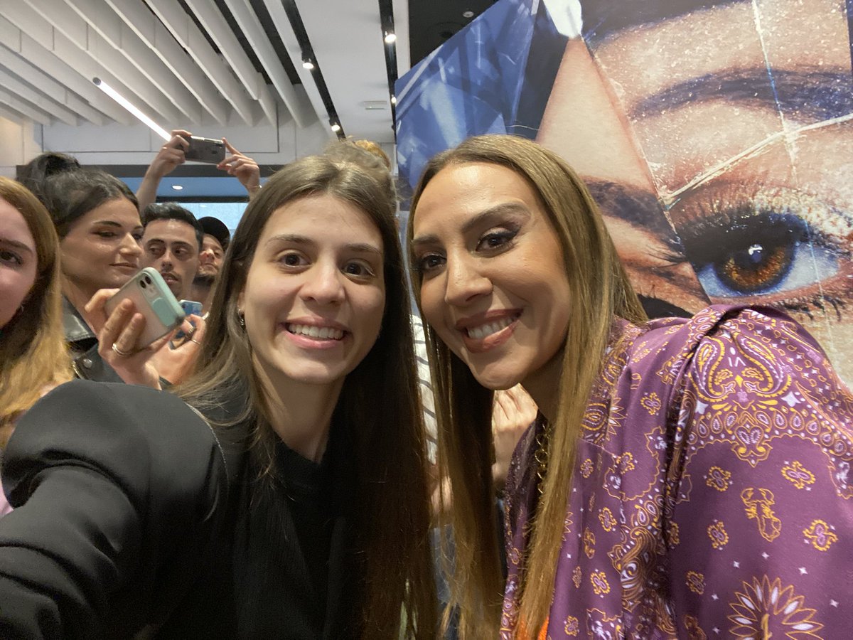 Mariars98's tweet photo. Feliz cumpleaños reina 🥳💥❤️‍🩹 Prontito dando saltos en la gira ✌🏼✌🏼 @monicanaranjo ♥️ https://t.co/K5QwvBKhRz