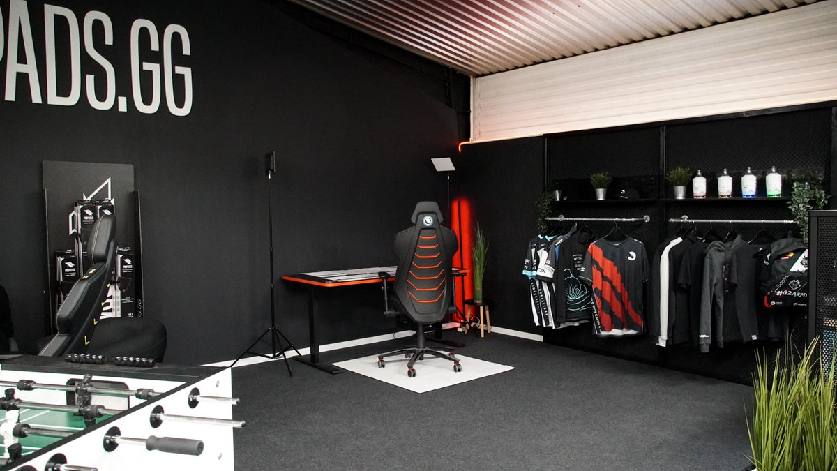 propads_gg's tweet image. Unsere Hybrid-Ecke in der Produktion ist ein vielseitiger Treffpunkt: Meetings, Showroom und Chillarea in einem! Wir denken sogar darüber nach, hier zukünftig live zu gehen und euch unseren Arbeitsalltag zu zeigen. Hättet ihr auf sowas Lust? #propads #backforce #rode