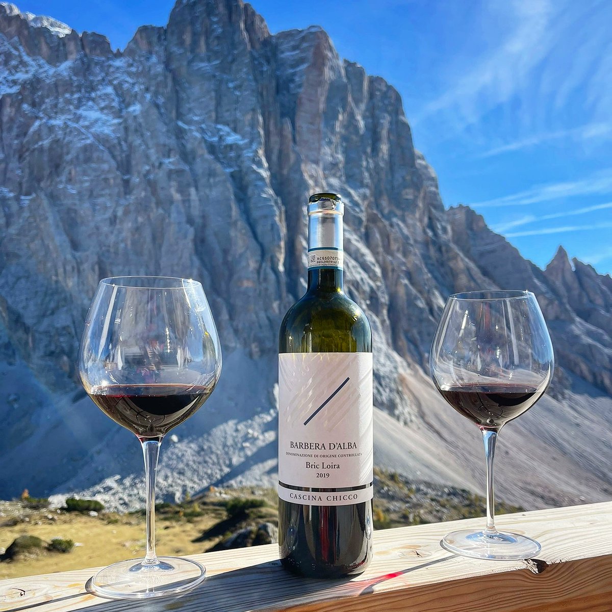 If you are planning on taking a trip out next weekend, remember to bring a good bottle of wine... 😉 CHEERS 🍷🥂

#cascinachicco #cascinachiccowine #mountains #landscape #cheers #trip #gita #barberadalba #bricloira #cru #cincin #UNESCO #relax #weekend