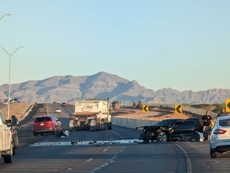 DianaGomezTV's tweet photo. #TrafficAlert Loop 375 north at Montana, left &amp; right shoulder closed as well as the right lane due to a crash. There’s debris on the roadway. Our #TrafficTracker is there at the scene giving us a closer look. Expect delay.

Live traffic map 🗺️: 
https://t.co/JBDMPSyciJ https://t.co/h5F7Iqn3OJ