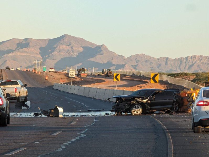 DianaGomezTV's tweet photo. #TrafficAlert Loop 375 north at Montana, left &amp; right shoulder closed as well as the right lane due to a crash. There’s debris on the roadway. Our #TrafficTracker is there at the scene giving us a closer look. Expect delay.

Live traffic map 🗺️: 
https://t.co/JBDMPSyciJ https://t.co/h5F7Iqn3OJ