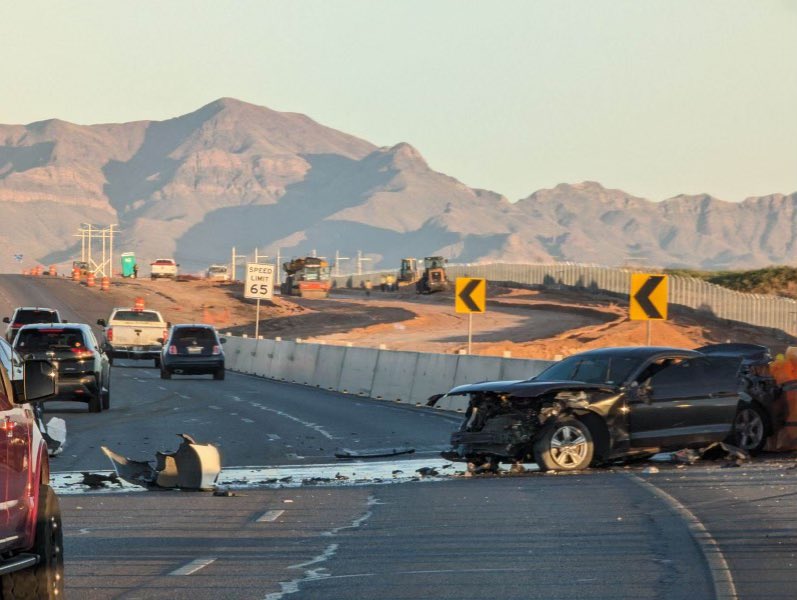 DianaGomezTV's tweet photo. #TrafficAlert Loop 375 north at Montana, left &amp; right shoulder closed as well as the right lane due to a crash. There’s debris on the roadway. Our #TrafficTracker is there at the scene giving us a closer look. Expect delay.

Live traffic map 🗺️: 
https://t.co/JBDMPSyciJ https://t.co/h5F7Iqn3OJ
