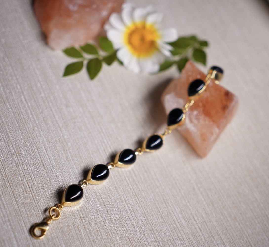 themiraclehub1's tweet photo. Our new Black Onyx 7 Crystal Bracelet waiting for you to pick it up and take it home ❤️

Click on the link https://t.co/iIMN9kTs7l

#Crystal #crystalhealing #crystalenergy #healing #healingvibrations #themiraclehub #miraclecrystals https://t.co/KcjyUofStC