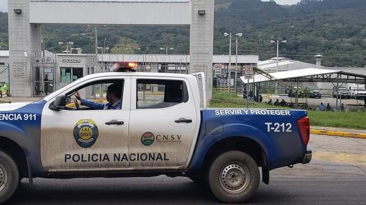 TVMASSB1's tweet photo. #ULTIMAHORA mas de 800 policías, militares, Dipamco y fuerzas especiales de seguridad ingresan al Pozo para un registro y decomiso de armas https://t.co/9skubUyS90