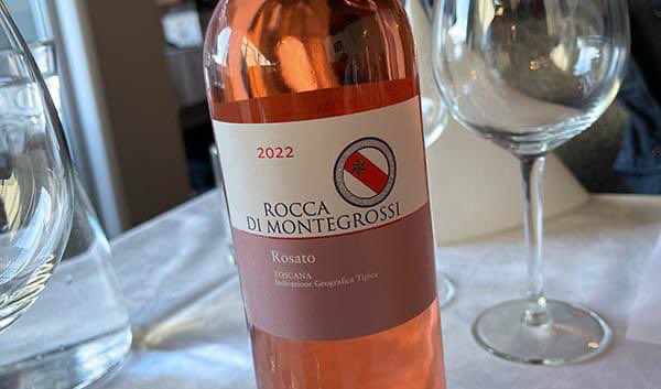 Inden vi smagte Chianti vinene fra #roccadimontegrossi så skulle vi starte med en rosévin, nemlig den sangiovesebaserede Rosato i en frisk årgang 2022 #winelovers #winelover #houlbergsblog #wineblogger 4,5/7