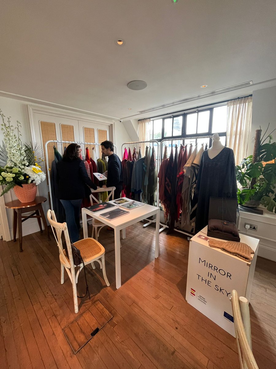 OFECOMELondres's tweet photo. 👗 ¡Ya está aquí SpainFashion Lab!
En este showroom que organizamos con @ICEX_, las empresas 🇪🇸 presentan sus colecciones en Londres para captar agentes o representantes.
@sita_murt
@urbanimashoes
@tous
#Vandos
#Viriato
#nemonic
#Mirrorinthesky
#danniro
📍Mortimer House https://t.co/qrXMP8dCEZ
