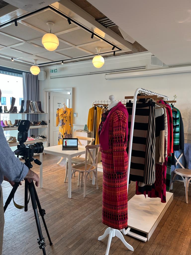 OFECOMELondres's tweet photo. 👗 ¡Ya está aquí SpainFashion Lab!
En este showroom que organizamos con @ICEX_, las empresas 🇪🇸 presentan sus colecciones en Londres para captar agentes o representantes.
@sita_murt
@urbanimashoes
@tous
#Vandos
#Viriato
#nemonic
#Mirrorinthesky
#danniro
📍Mortimer House https://t.co/qrXMP8dCEZ